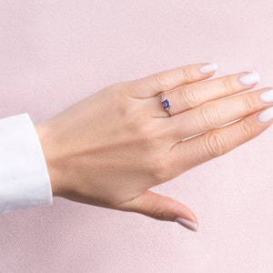 0,75 karaat blauwe tanzaniet en lichtroze diamanten ring, massief 14k roségouden solitaire ring, trilliant geslepen edelsteen en rond geslepen diamant, dames afbeelding 2