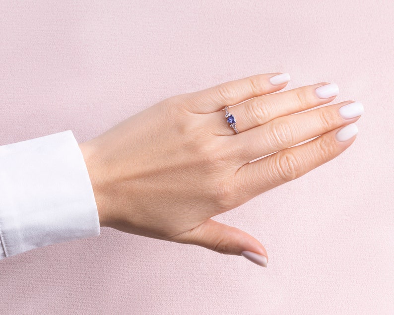0,75 karaat blauwe tanzaniet en lichtroze diamanten ring, massief 14k roségouden solitaire ring, trilliant geslepen edelsteen en rond geslepen diamant, dames afbeelding 2