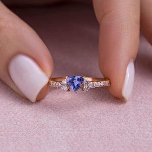 0,75 karaat blauwe tanzaniet en lichtroze diamanten ring, massief 14k roségouden solitaire ring, trilliant geslepen edelsteen en rond geslepen diamant, dames afbeelding 3