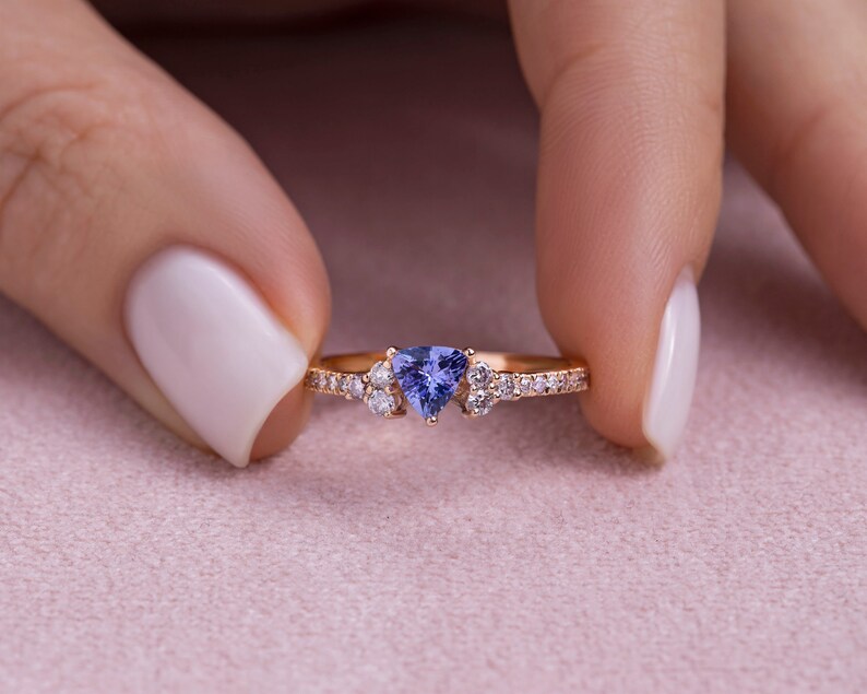 0,75 karaat blauwe tanzaniet en lichtroze diamanten ring, massief 14k roségouden solitaire ring, trilliant geslepen edelsteen en rond geslepen diamant, dames afbeelding 3