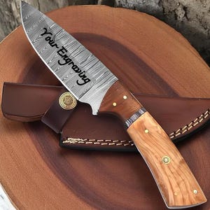 Engraved Damascus Hunting Knife: Olive Wood Handle, Leather Sheath
