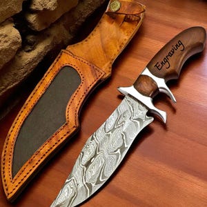 Engraved Damascus Steel Hunting Knife: Rosewood Handle, Leather Sheath