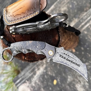 Damascus karambit-zakmes: VG10-blad, gegraveerd houten handvat