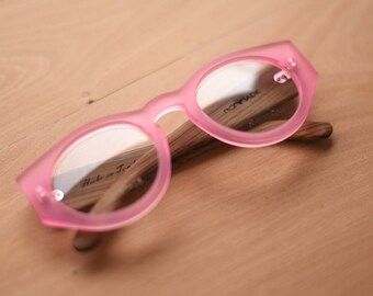 Vibrant pink acetate and wood glasses frames model Skorpios. Oversized glasses inspired by Aristotle Onassis style