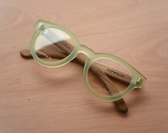 Bright traslucent green acetate eyeglass frames with wooden temples model Chalten. Genderless round shape with key hole bridge