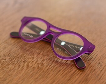 Round bright purple acetate frames for high prescription lenses model Copenhague. Handmade genderless glasses frames