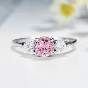 Anillo de compromiso redondo de zafiro rosa claro en oro blanco / Anillo de compromiso de zafiro rosa natural delicado / Anillo Art Deco de diamantes de piedra múltiple