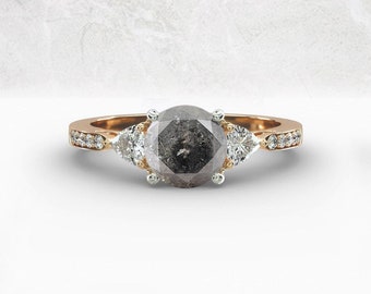 Anel de Noivado com Diamante Sal e Pimenta: Diamante Cinza de 1 ct, Ouro e Detalhes em Trilliant | Anel de Noivado Alternativo com Diamante para a Mulher que Você Ama