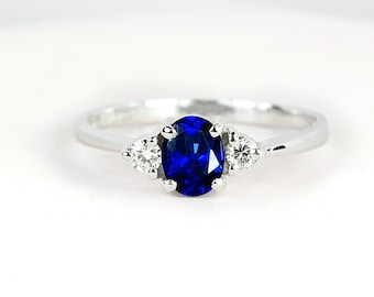 Anillo de zafiro azul de corte ovalado / Anillo de zafiro azul delicado / Anillo de zafiro azul con diamante / Anillo de zafiro vintage / Anillo con piedra de nacimiento / Anillo de novia