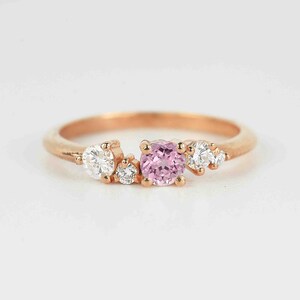 Anillo de compromiso de zafiro rosa claro redondo / Anillo de celebridades de diamante / Anillo de promesa de diamante multi-piedra / Anillo de oro rosa inspirado en la vendimia