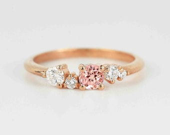 Anel de noivado de safira pêssego e diamante | Anel de celebridade em safira pêssego | Anel multipedras de diamante | Anel de ouro rosa inspirado vintage