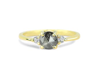 Anillo de compromiso con diamantes sal y pimienta / Delicado anillo multipiedra de oro amarillo / Diamante gris natural de talla cojín y diamantes blancos redondos con detalles