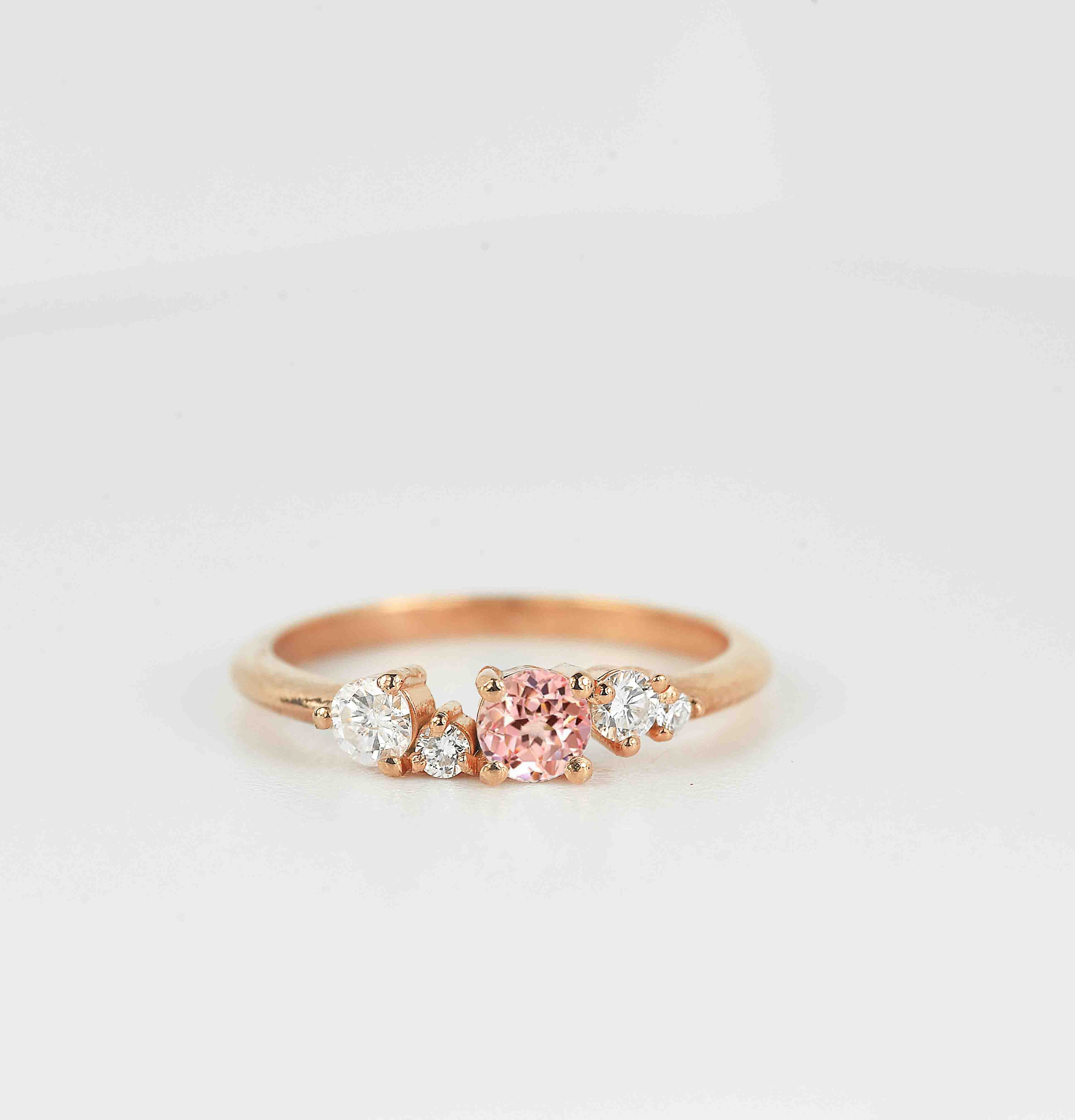 Anillo de compromiso de zafiro y diamante de melocotón / Anillo de celebridad de zafiro de melocotón / Anillo de múltiples piedras de diamante / Anillo de oro rosa de inspiración vintage
