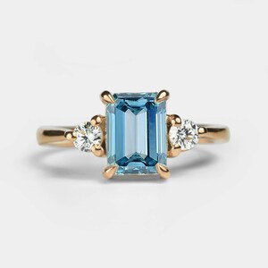Anillo de compromiso de tres piedras con aguamarina y diamante / Anillo art déco con aguamarina de talla esmeralda / Anillo delicado con múltiples piedras / Anillo de compromiso nupcial