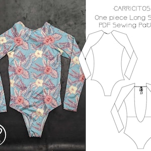 Puede incluir: Un traje de baño de una pieza de manga larga azul con estampado floral. La imagen también muestra un dibujo de línea del patrón del traje de baño. El texto en la imagen dice "Carricitos - Patrón de costura PDF de manga larga de una pieza".