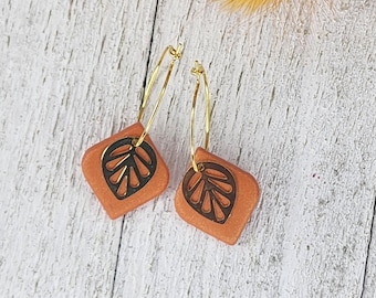 Handgemachte Ohrringe aus Polymer Clay mit goldenem Blatt Anhänger, Herbstlaub, Herbstlaub, Einzigartiges Geschenk für Sie