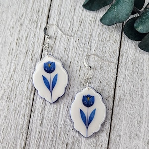 Carrelage floral fait main comme de petites boucles d'oreilles pendantes style danty - détails de design floral - cadeau en pâte polymère pour elle - fausse céramique