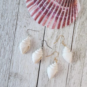 Boucles d'oreilles pendantes coquillage blanc - style minimaliste bord de mer - inspiration océan - cadeau pour elle