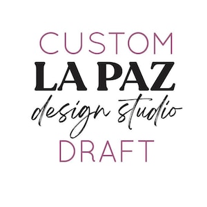 Op de afbeelding: Witte achtergrond met tekst die luidt "CUSTOM LA PAZ design studio DRAFT". De woorden "CUSTOM" en "DRAFT" zijn in een gedempte paarse kleur. "LA PAZ" staat in vette zwarte letters en "design studio" is in cursief.