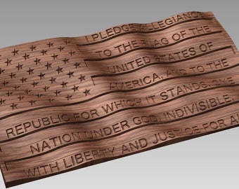 Op de afbeelding: Een houten plaquette gesneden met de Amerikaanse vlag en de eed van trouw. De tekst luidt: "Ik zweer trouw aan de vlag van de Verenigde Staten van Amerika, en aan de republiek waarvoor zij staat, één natie onder God, ondeelbaar, met vrijheid en rechtvaardigheid voor allen."