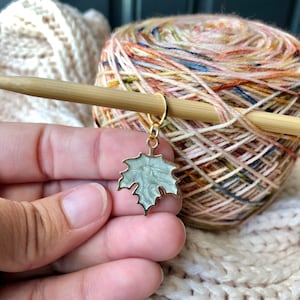Green Leaf Stitch Markers/ Crochet Progress Keepers / Stitch Marker / Enamel Stitch markers