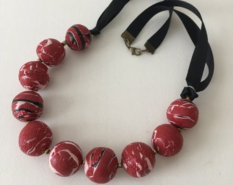 Collar negro, rojo y blanco/Collar llamativo grueso con efecto craquelado/Collar de cuentas/Joyería urbana/Estilo callejero/Día de San Valentín/Regalo para novia
