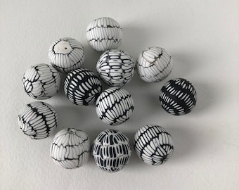 16-17 mm Black white polymer clay round beads set of 12 Monochrome chunky beads DIY beads Craft jewelry supplies Assorted clay beads