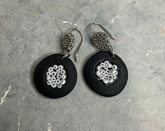 Pendientes colgantes de disco blanco y negro, pendientes de disco con semillas blancas gruesas, regalo para mamá, elegantes pendientes llamativos blancos y negros, joyería moderna
