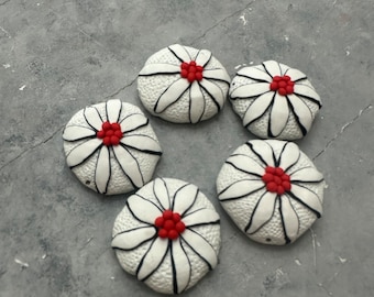 Cuentas cabujón gruesas de color blanco, negro y rojo. Cuentas llamativas para manualidades. Juego de 5 cuentas redondas. Cuentas con diseño de flores. Cuentas grandes de color blanco crema.