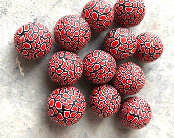 Juego de 12 cuentas redondas de arcilla polimérica de 20-21 mm en rojo, azul y blanco / Cuentas gruesas con patrón de puntos / Cuentas diferentes / Suministros para joyería artesanal