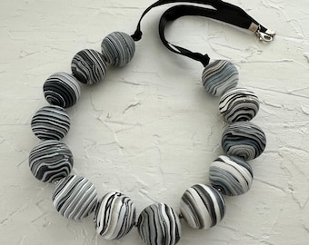 Collar de cuentas gruesas con rayas blancas, grises y negras / Collar llamativo / Regalo para mujer / Tendencia 2026