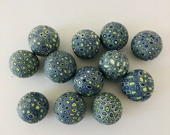Juego de 12 cuentas redondas de arcilla polimérica de color verde, azul y blanco de 21 a 22 mm. Cuentas con patrón de puntos para manualidades, suministros de joyería, cuentas de arcilla variadas