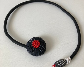 Collar transformador negro rojo Gargantilla corta elegante Aspecto negro Joyas inusuales con cable abierto Flor exótica Estilo urbano futurista Regalo para madre
