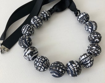 Collar moderno y elegante de cuentas en blanco y negro / Joyería de arcilla polimérica / Estilo urbano / Regalo para el Día de la Madre / Estilo de verano / Regalo para mujer / Joyería para vestido negro