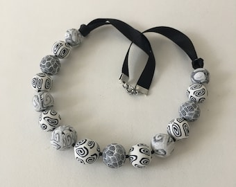 Collar de impresión blanco negro / collar de aspecto clásico / traje urbano / joyería estilo calle / collar monocromo / joyería de arcilla polimérica / regalo de la mujer