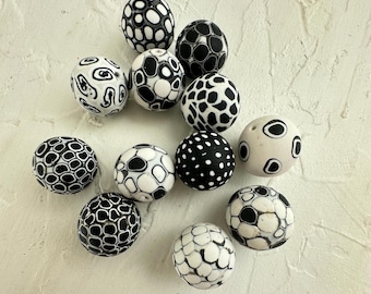15 mm Black and white round beads set of 12/monochrome polymer clay beads/DIY beads/beads craft jewelry supplies/assorted clay beads