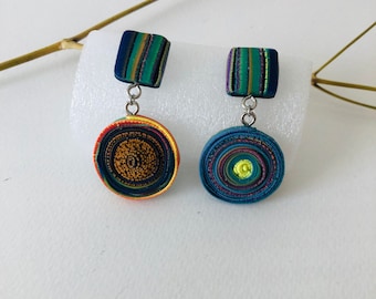 Pendientes colgantes bohemios verdes y azules, pendientes llamativos verdes, pendientes gruesos con colores de pavo real, pequeño regalo de Navidad, joyería multicolor