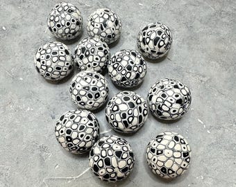 16-18 mm Black and white polymer clay round beads set of 12 Dots print monochrome chunky beads Dots pattern Craft jewelry supplies DIY beads