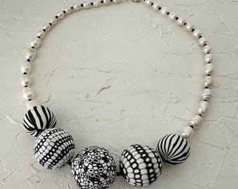 Collar blanco y negro con perlas/Collar llamativo y grueso/Collar elegante con cuentas/Joyería urbana/Estilo callejero/Día de la madre/Regalo para mamá