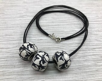 Collar con cuentas gruesos, collar de impresión Houndstooth, cuentas grandes blancas negras, joyas de estilo urbano, regalo del día de San Valentín, regalo de las mujeres de Navidad