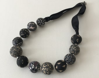 Collar de declaración de crema negra, collar con cuentas gruesas, joyería estilo boho, cuentas blancas negras, regalo para la abuela, día de las madres