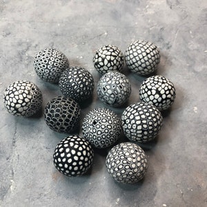 20-21 mm Black white polymer clay round beads set of 12/monochrome chunky beads/Dots pattern beads/ craft jewelry supplies/assorted  beads