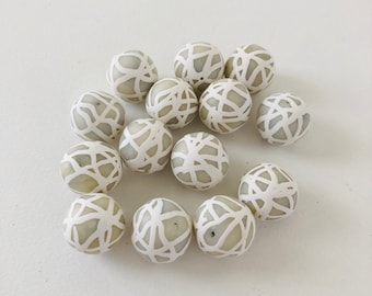 19-20 mm White gray variation polymer clay round beads set of 12 Monochrome chunky beads Yarn print Craft jewelry supplies DIY beads