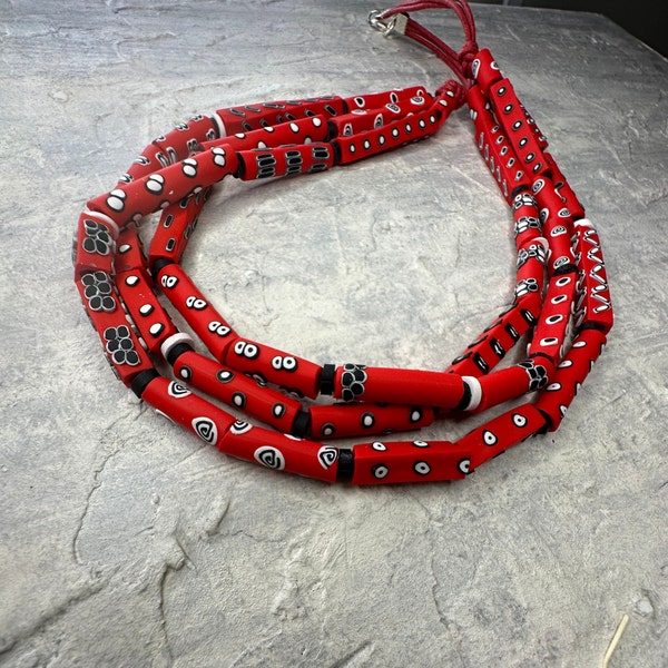 Collier africain/Style Boho/Collier chunky perlé/Collier ethnique coloré/Collier court Statement/Perles de tube blanc noir rouge/Cadeau femme