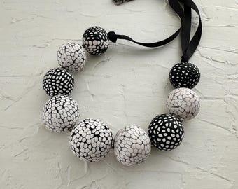 Collar llamativo de lunares blancos y negros, collar grueso de cuentas, joyería bohemia, regalo para mamá, atuendo monocromático, regalo de Navidad