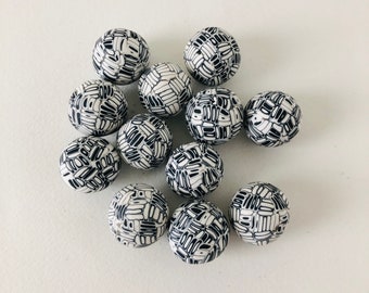 18-19 mm Black white polymer clay round beads set of 12 Stripe print chunky beads Different pattern beads Craft jewelry supplies DIY beads