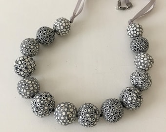 Collar de la declaración de la bola blanca negra / joyería del punto de la polka / joyería del estilo boho / perlas gruesas blancas negras / regalo de Navidad para la mamá / mirada divertida fresca