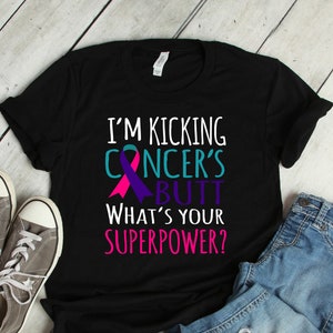 Camiseta con la frase "I'm Kicking Cancer's Butt" para concienciar sobre el cáncer de tiroides, para mujeres, hombres y niños, raglán, cuello en V, sin mangas, sudadera con capucha, camiseta de tía, madre y abuela