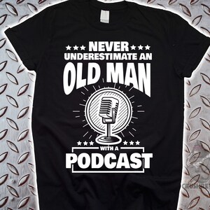 Unterschätzen Sie niemals einen alten Mann mit einem Podcast-T-Shirt für Papa, Geschenk für Opa, Geschenk für ihn, Vatertag Geburtstags-Papa-Shirt