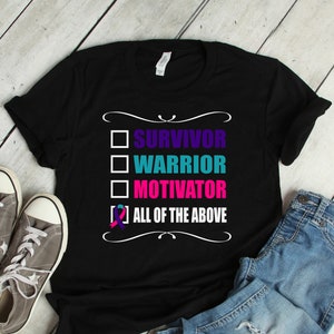 Puede incluir: Camiseta negra con una casilla blanca y una marca de verificación junto al texto "Todo lo anterior". Por encima del texto hay tres casillas con marcas de verificación junto a las palabras "Superviviente", "Guerrero" y "Motivador".